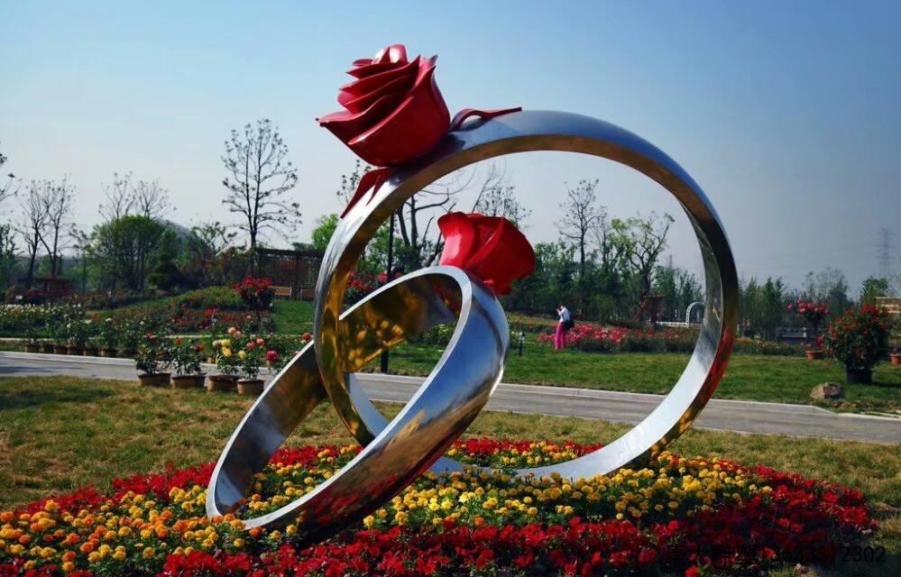不銹鋼雕塑的特點(diǎn)有哪些？如何進(jìn)行設(shè)計制作？