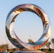 不銹鋼雕塑為什么能在我國(guó)迅速發(fā)展？目前有哪兩大種類(lèi)？